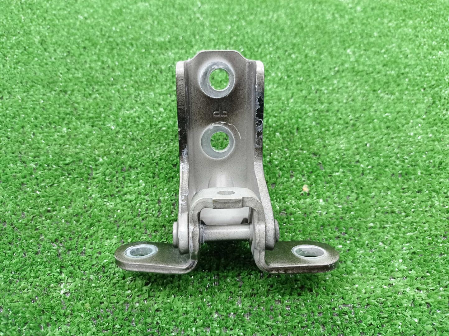 Петля двери передней