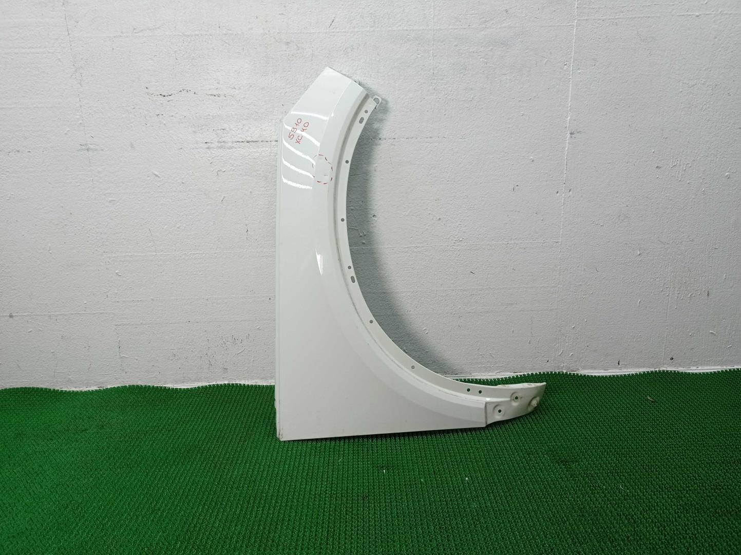 Крыло переднее правое