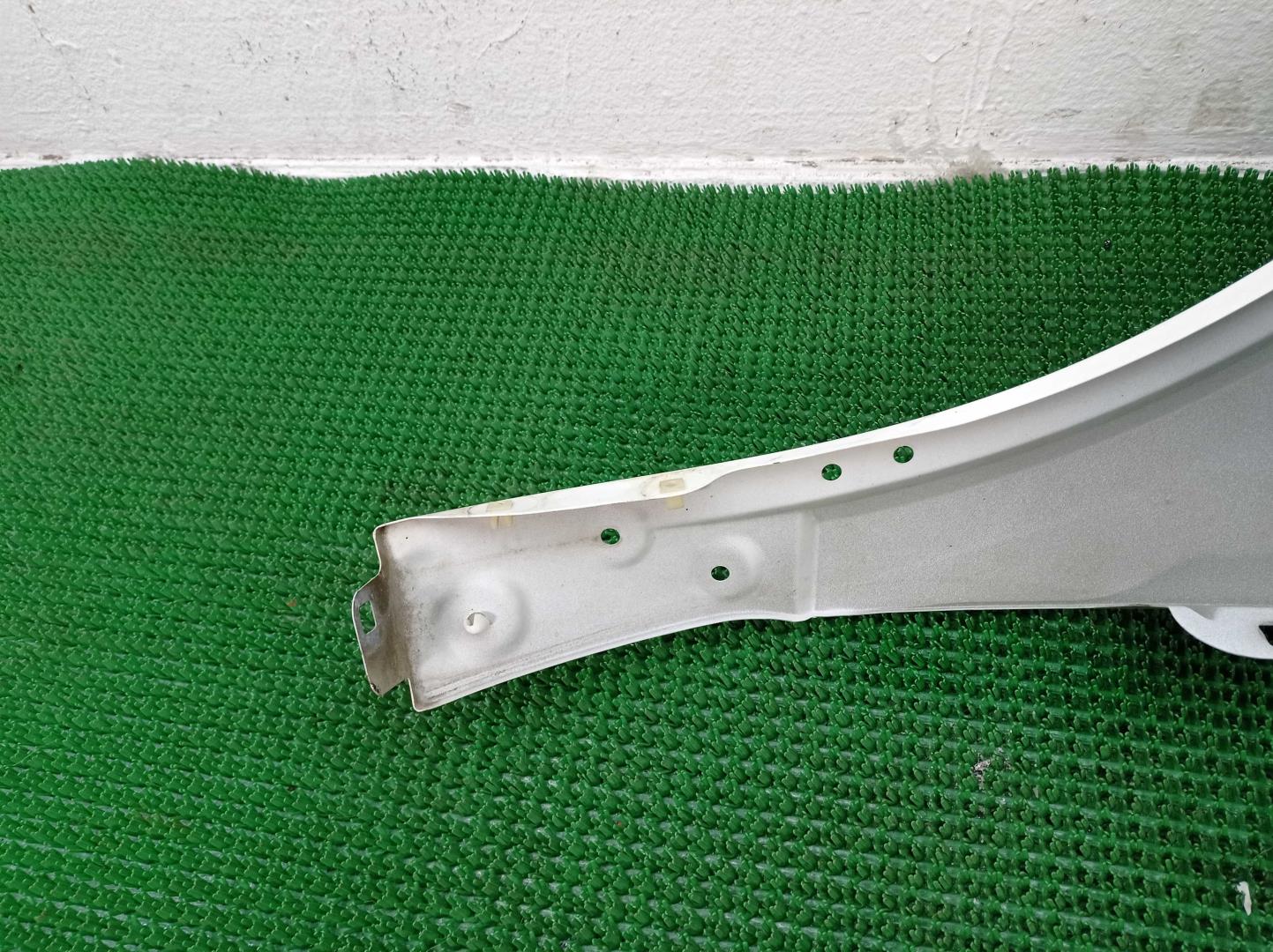 Крыло переднее правое