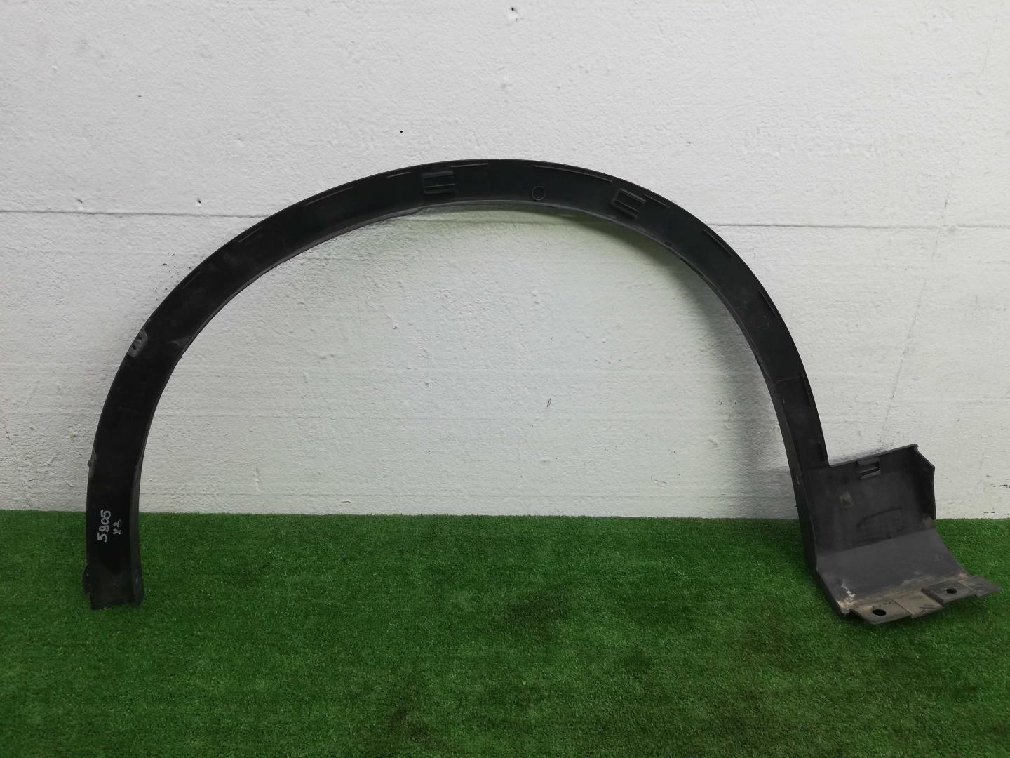 Накладка переднего крыла правого