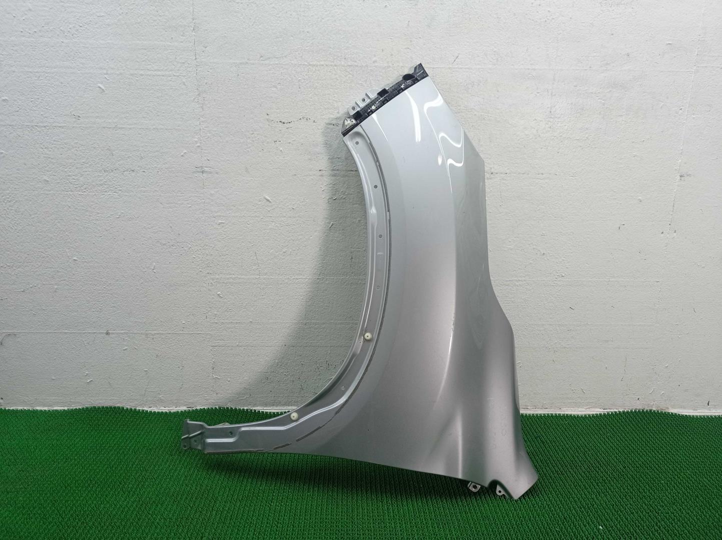 Крыло переднее левое