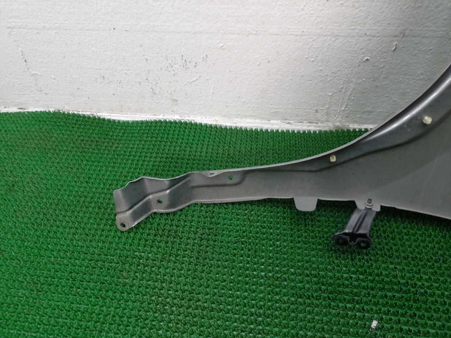 Крыло переднее правое