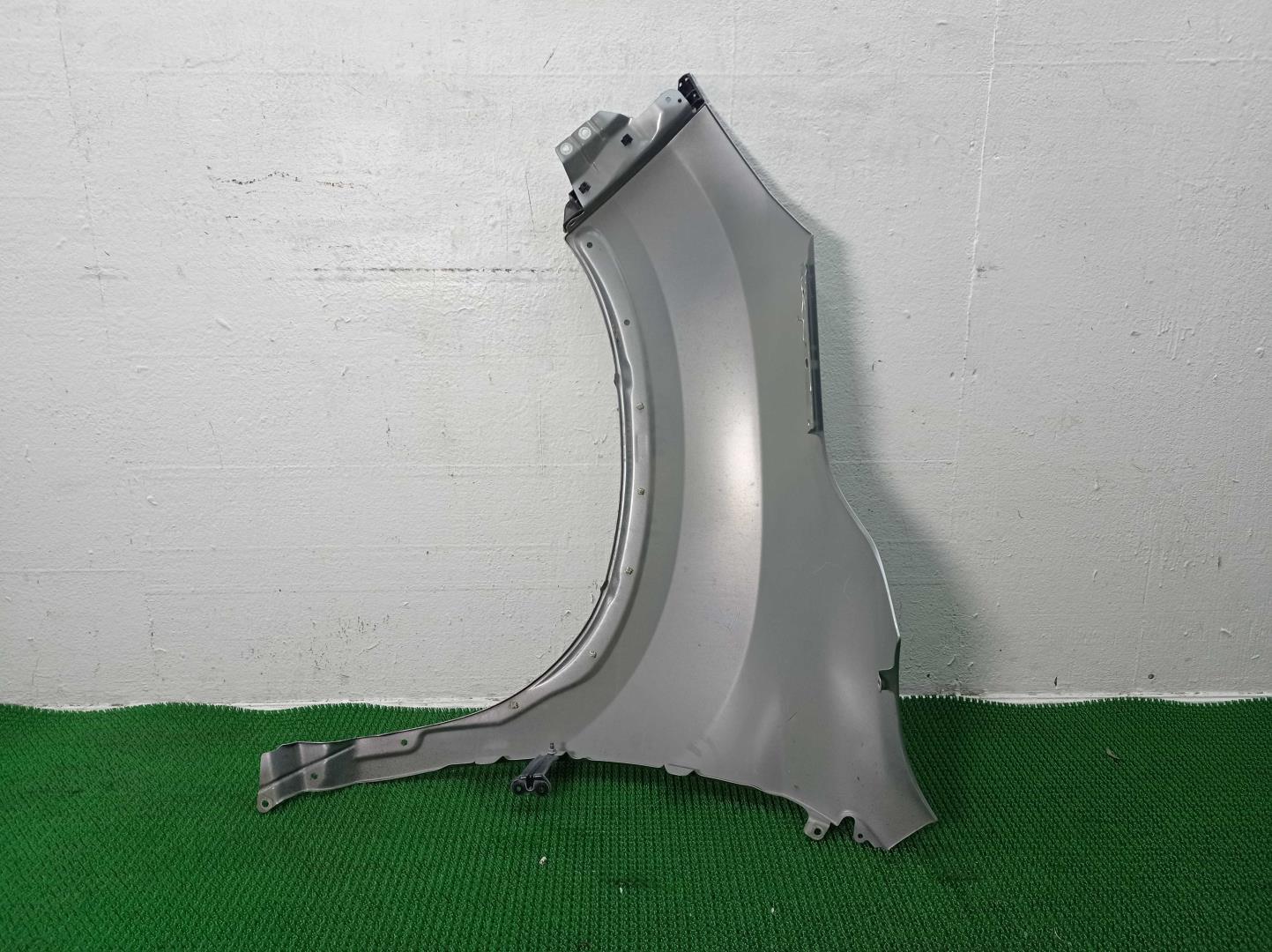 Крыло переднее правое