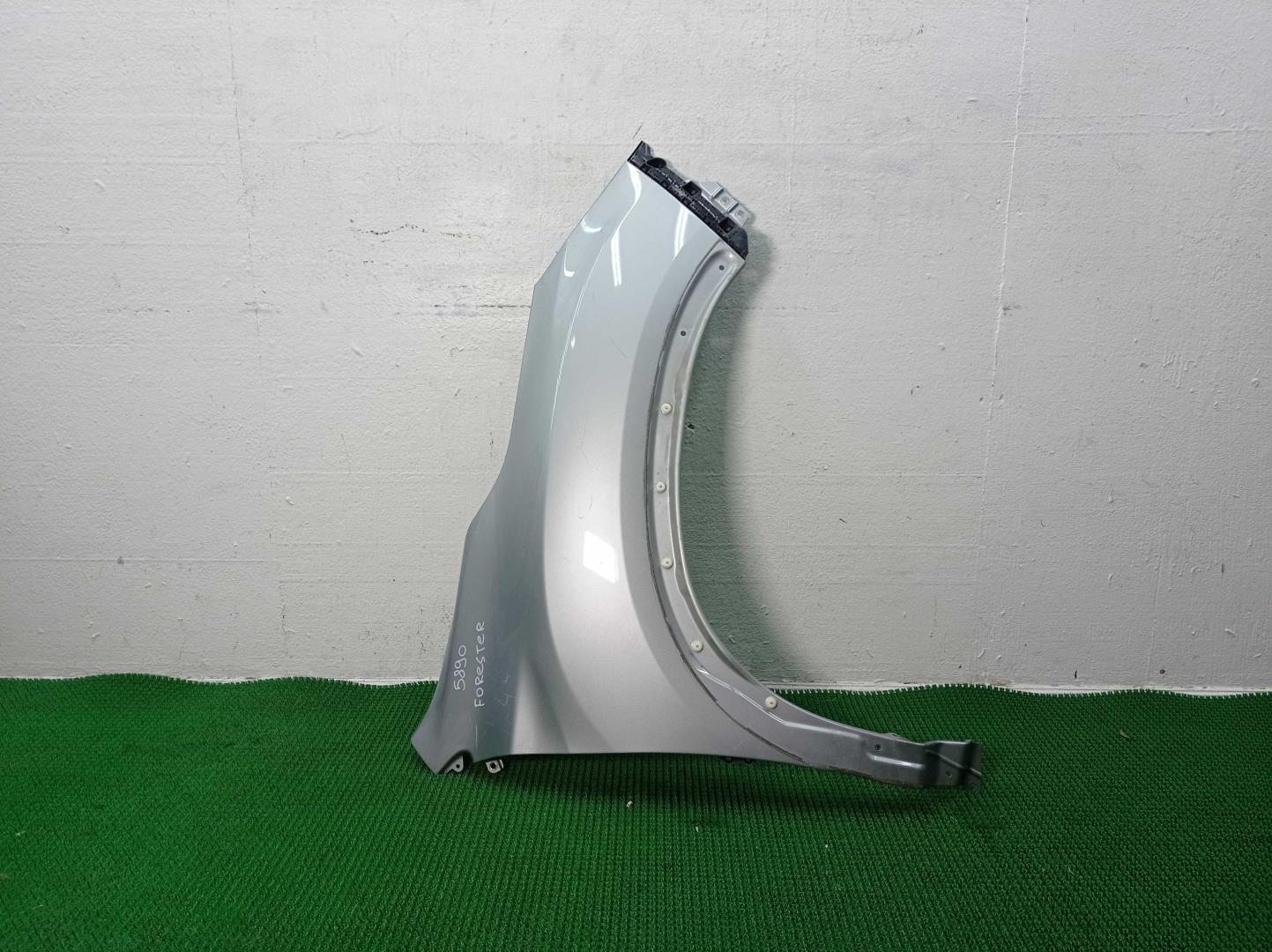 Крыло переднее правое