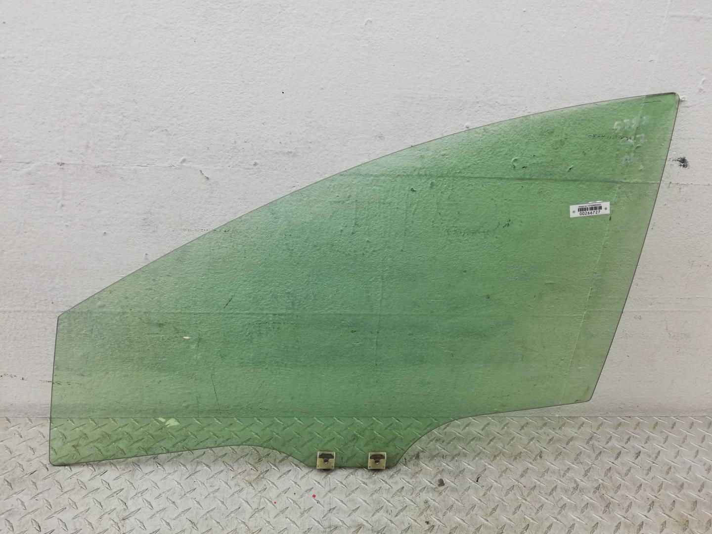 Стекло двери передней левой