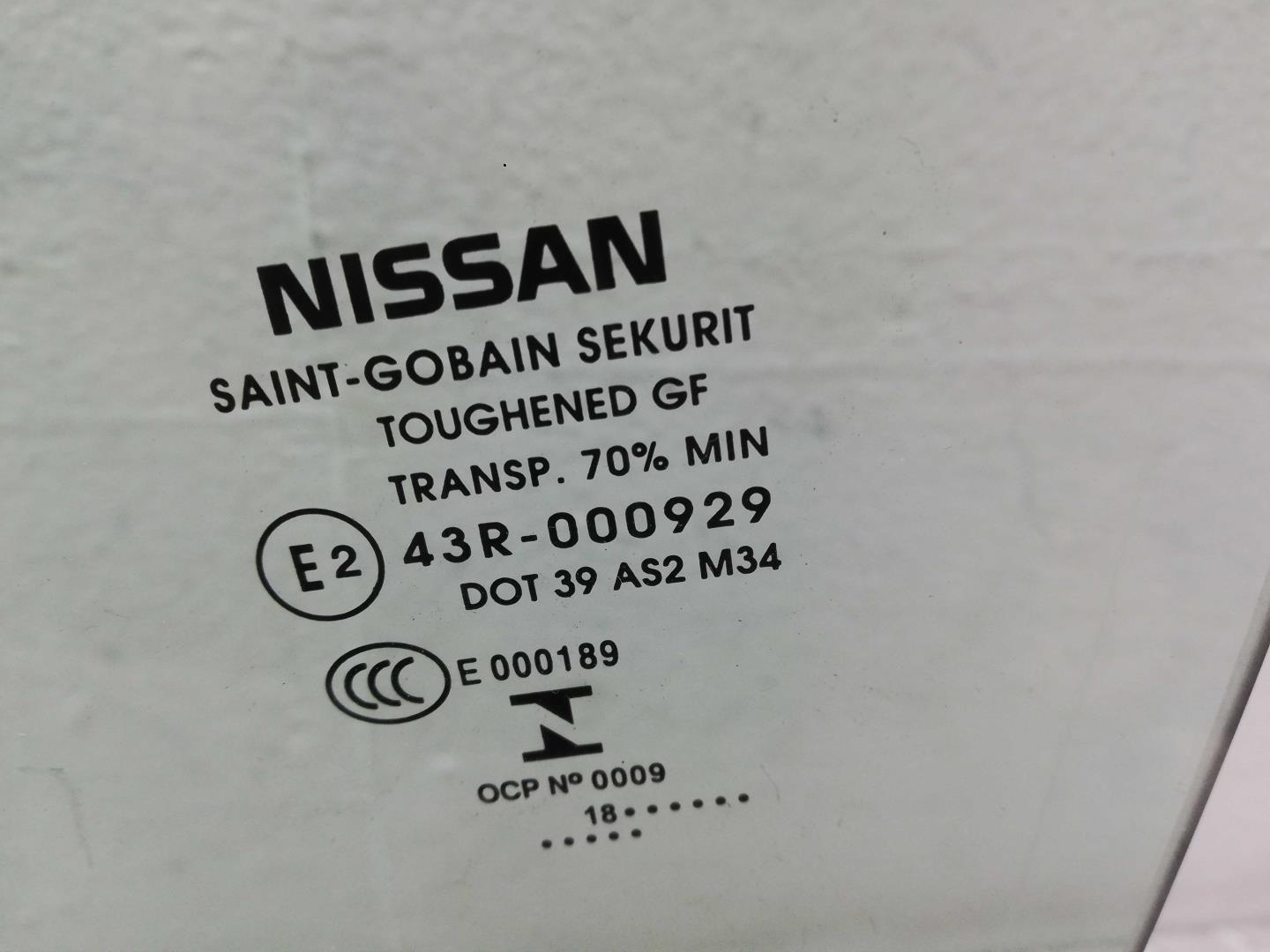 Стекло двери передней левой