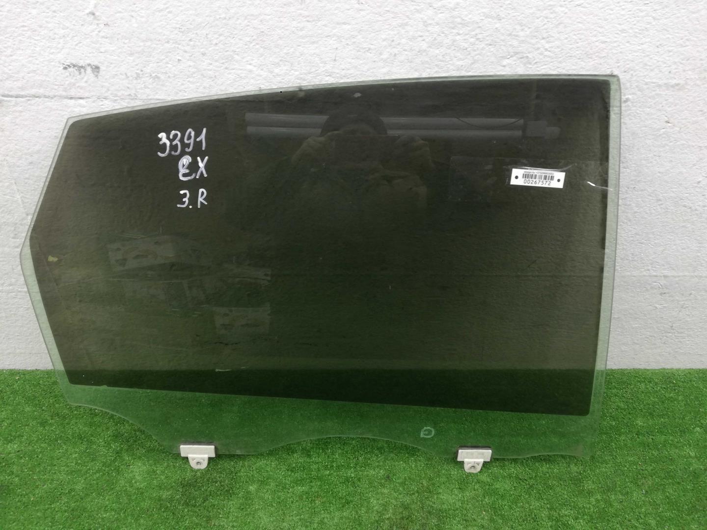 Стекло двери задней правой
