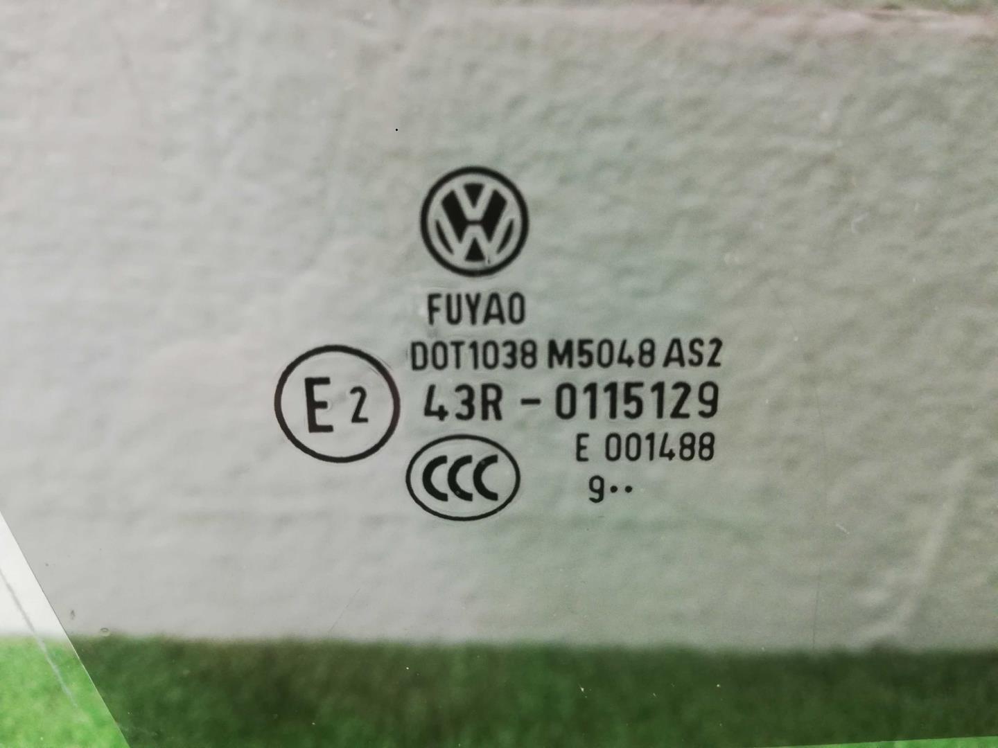 Стекло двери передней правой