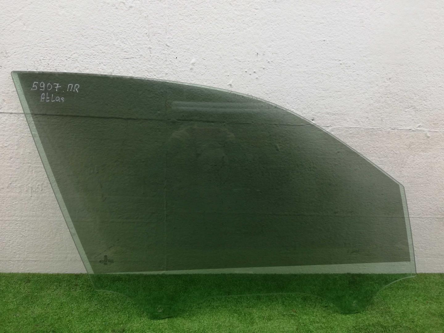 Стекло двери передней правой