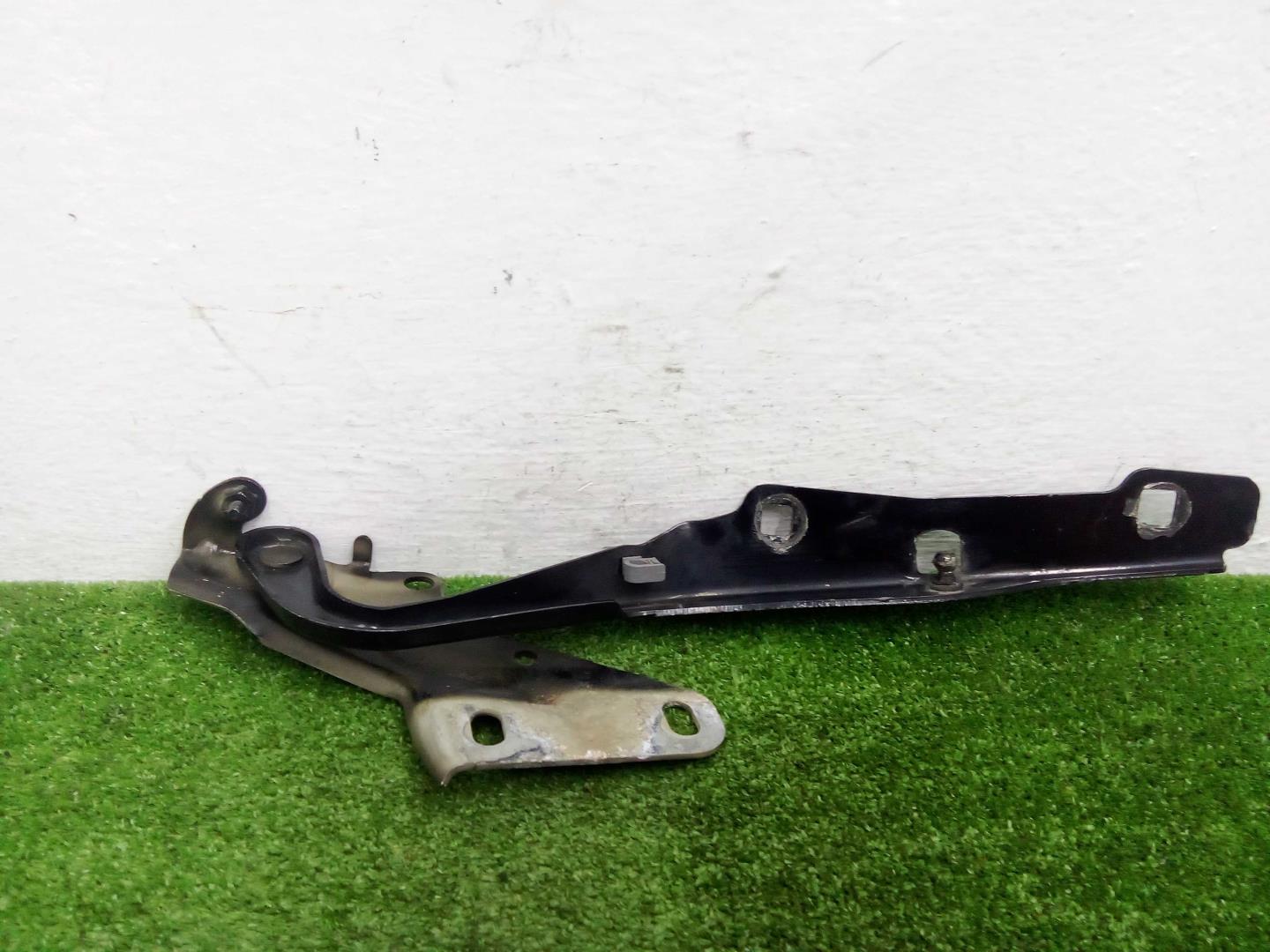 Петля капота правая