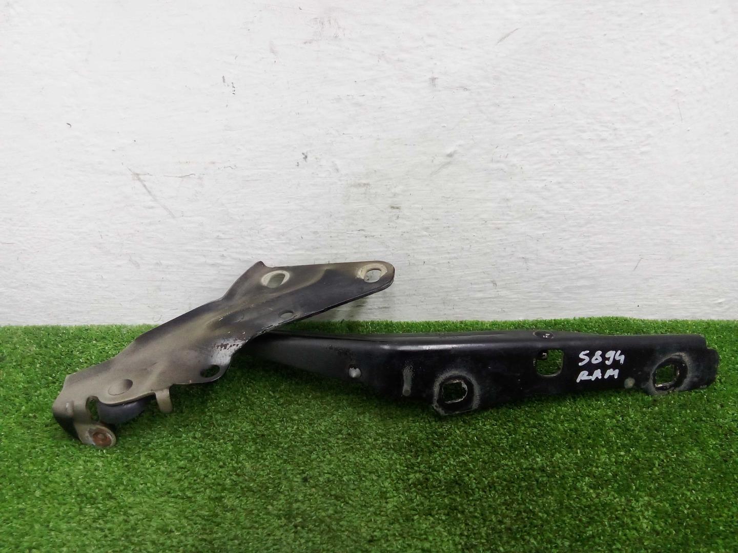 Петля капота правая