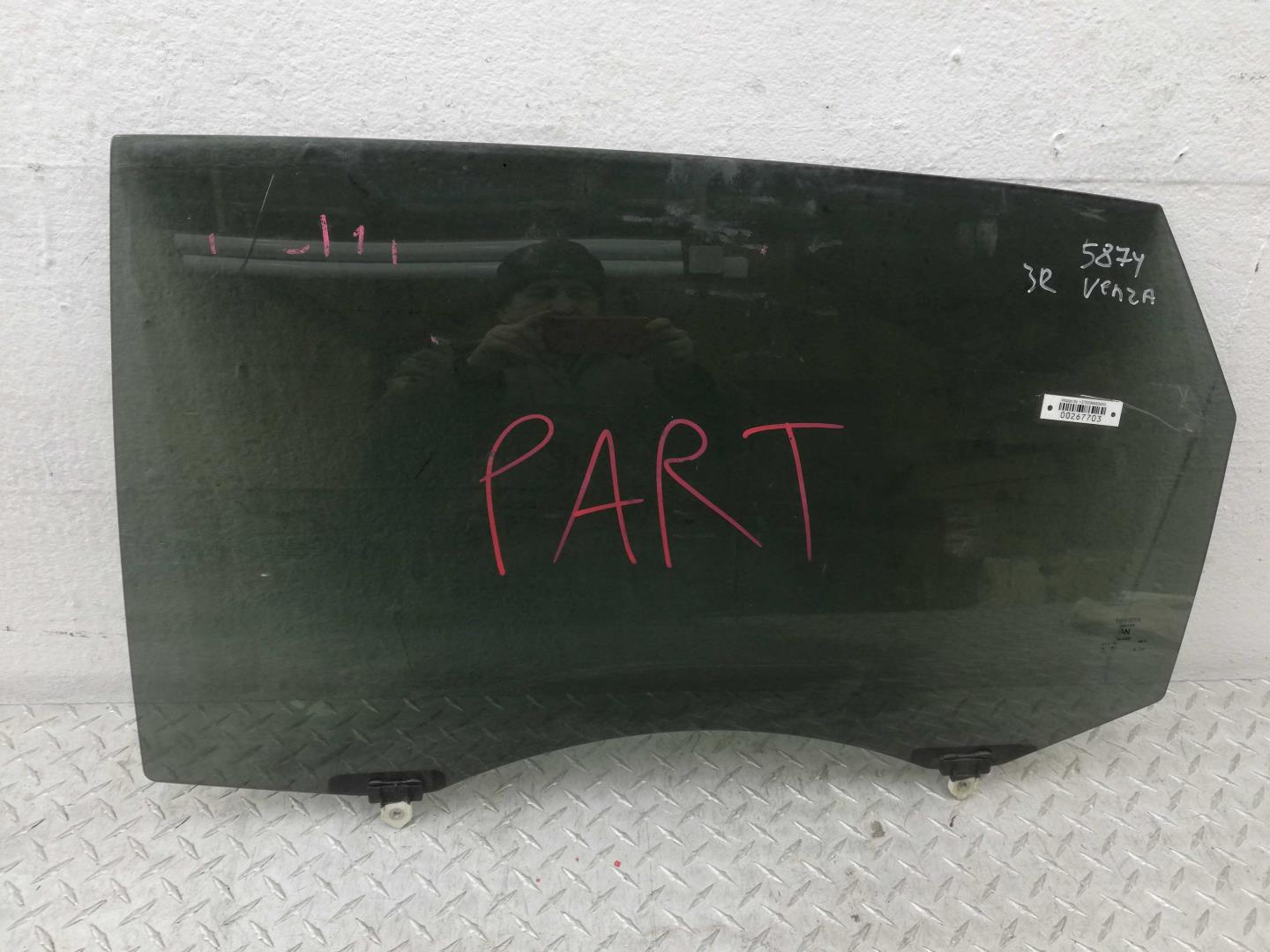 Стекло двери задней левой