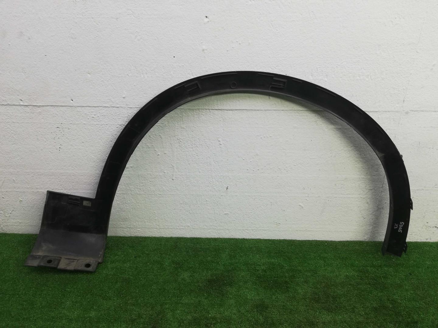 Накладка переднего крыла левого