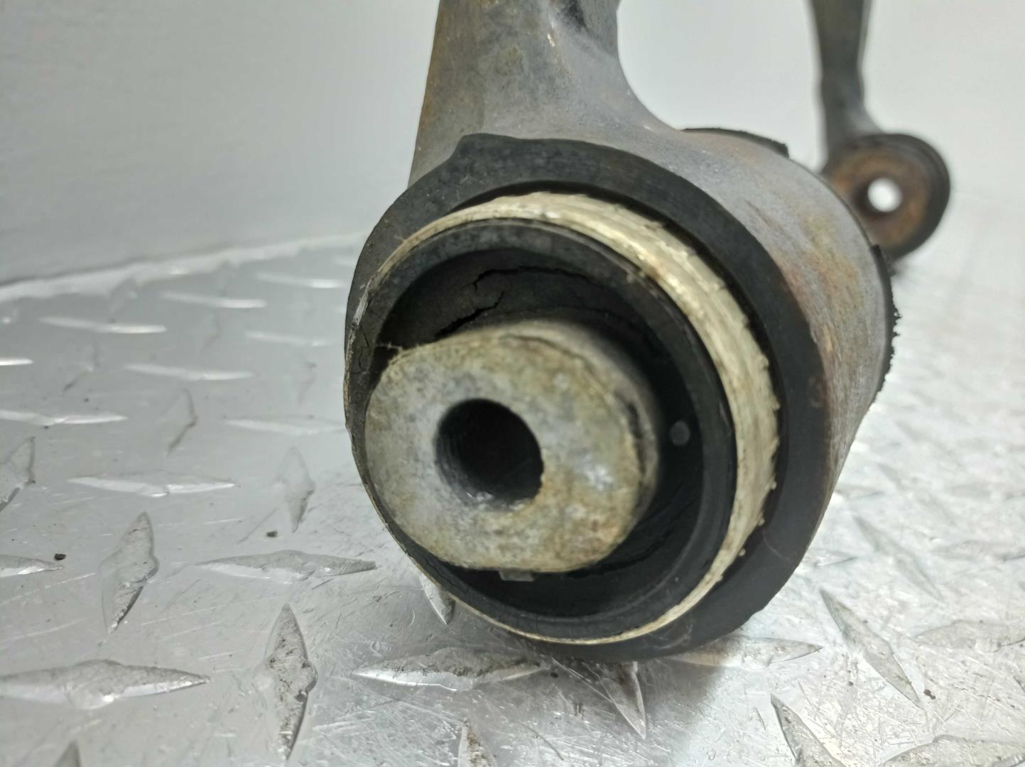 Рычаг передний нижний правый