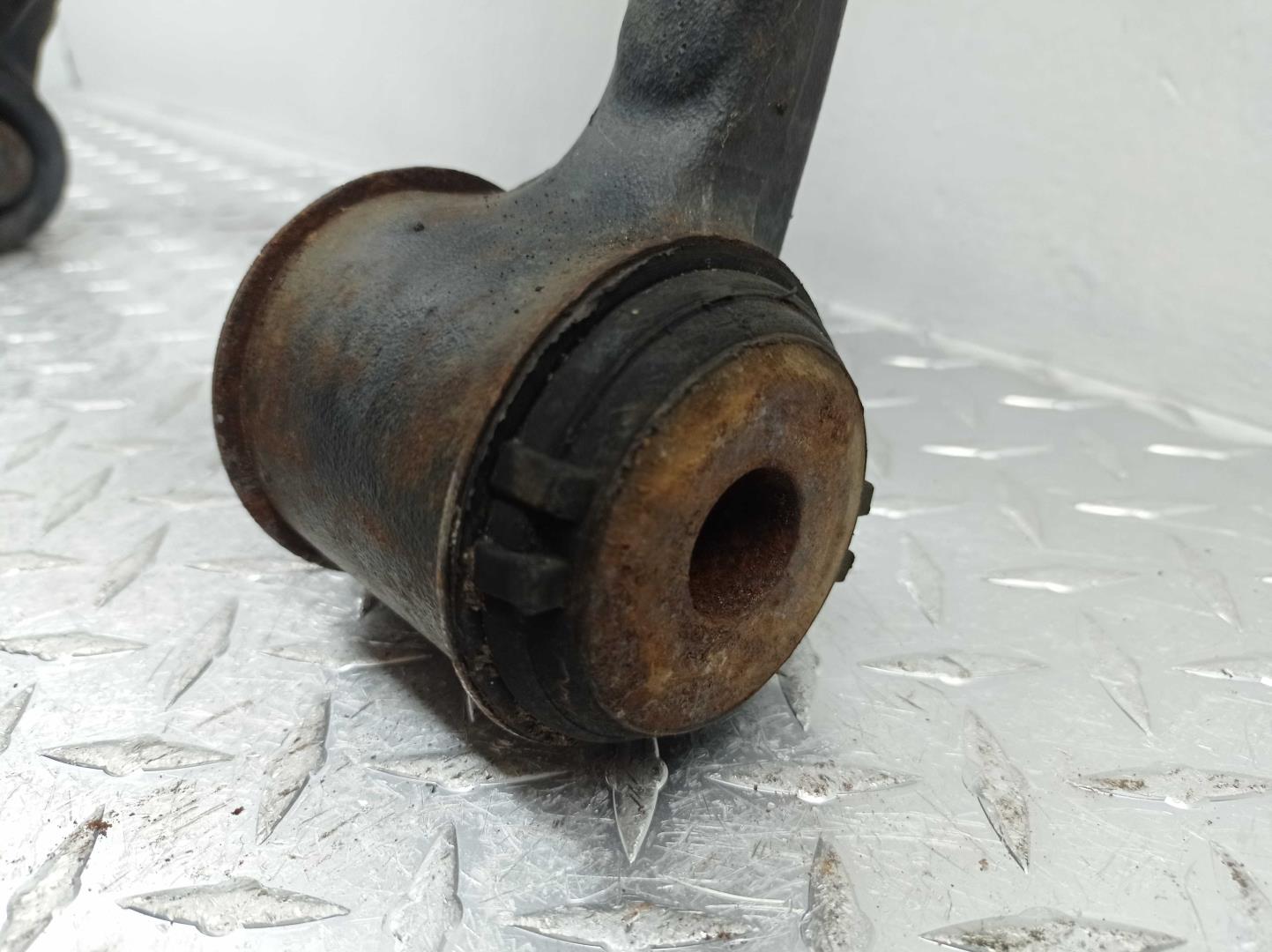 Рычаг передний нижний правый