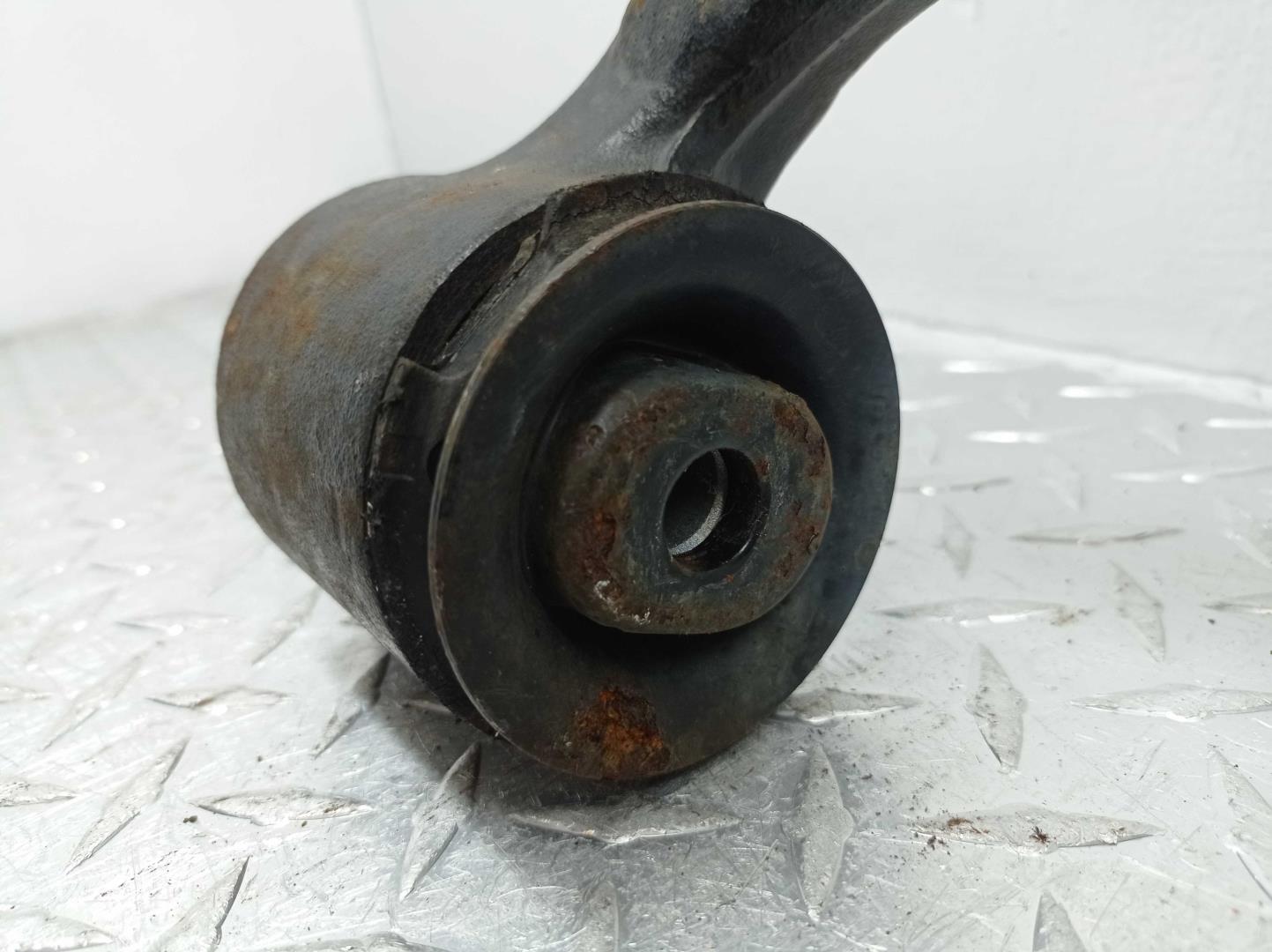 Рычаг передний нижний правый