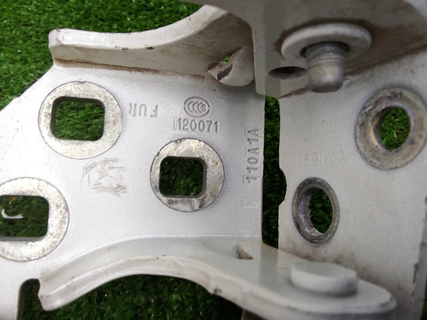 Петля двери передней