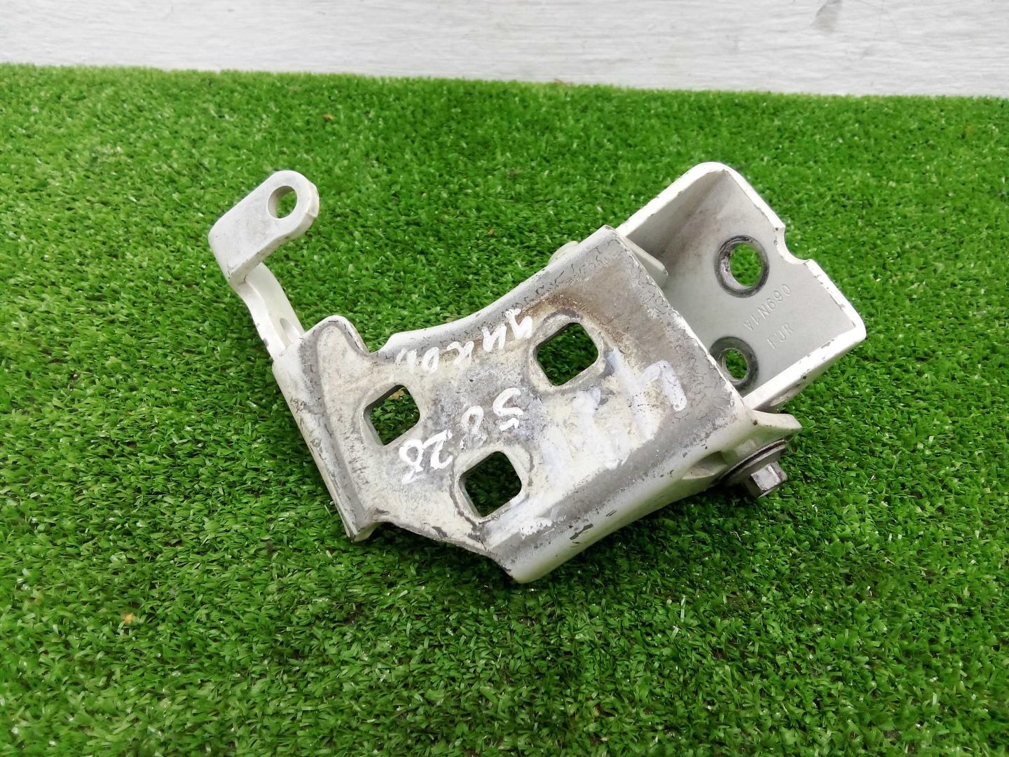 Петля двери передней