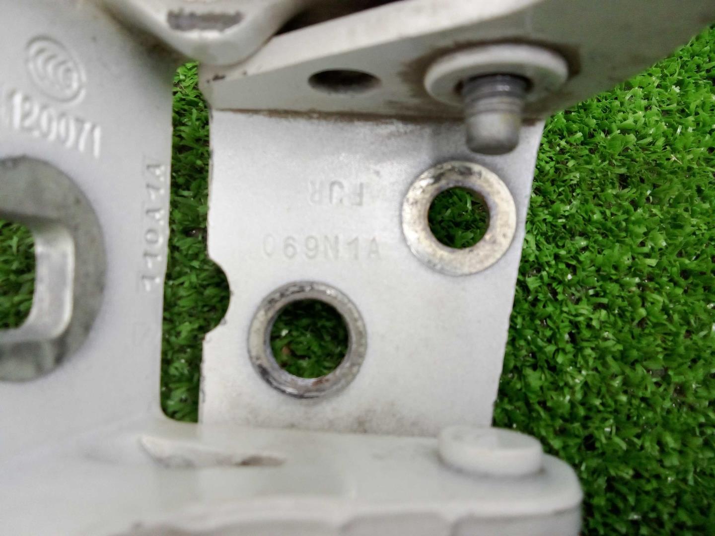 Петля двери передней