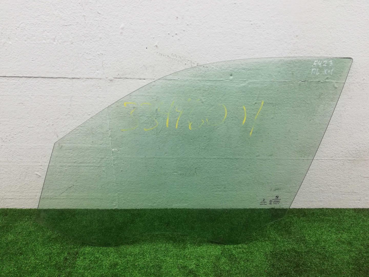 Стекло двери передней левой