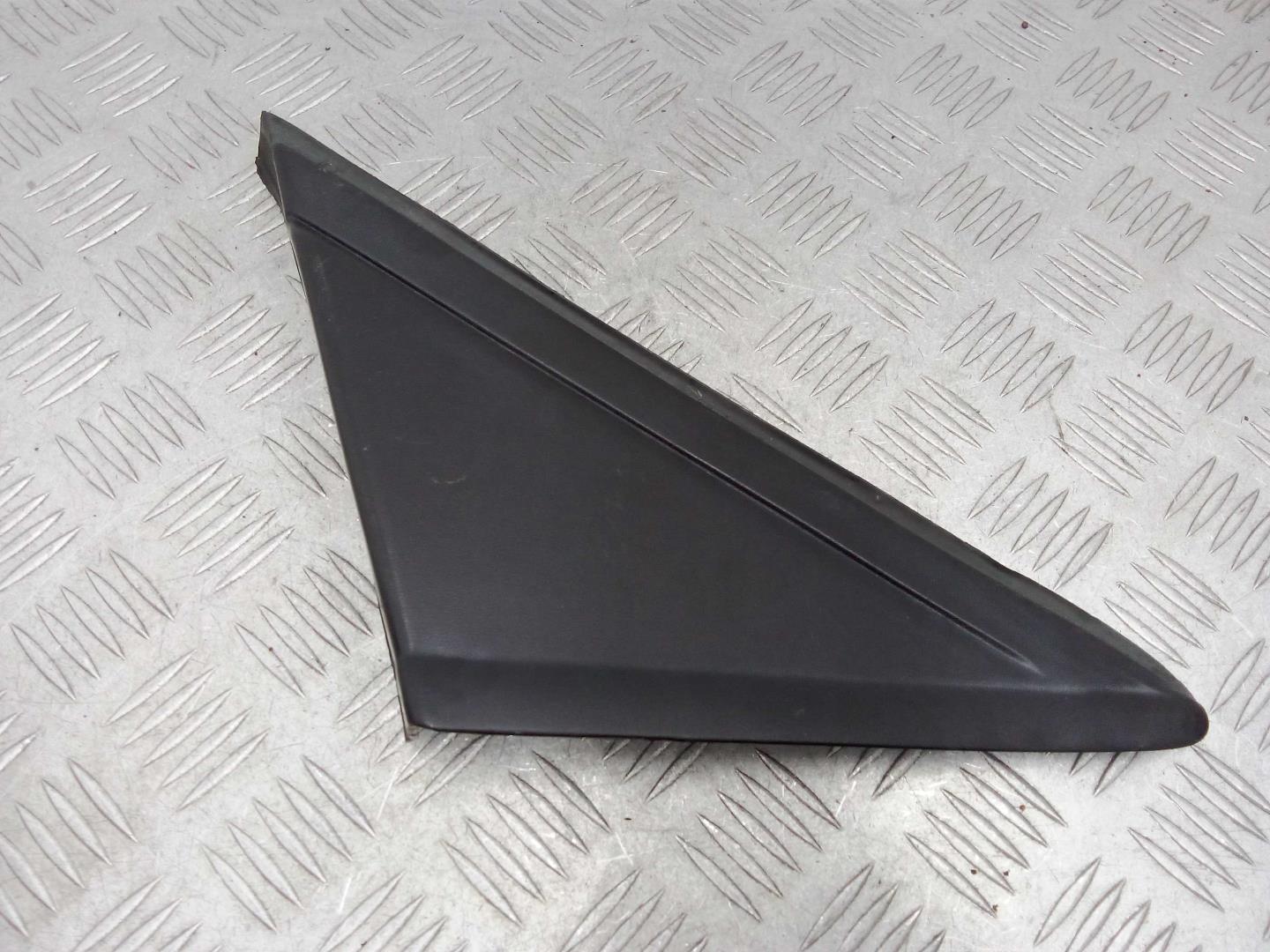 Накладка переднего крыла правого