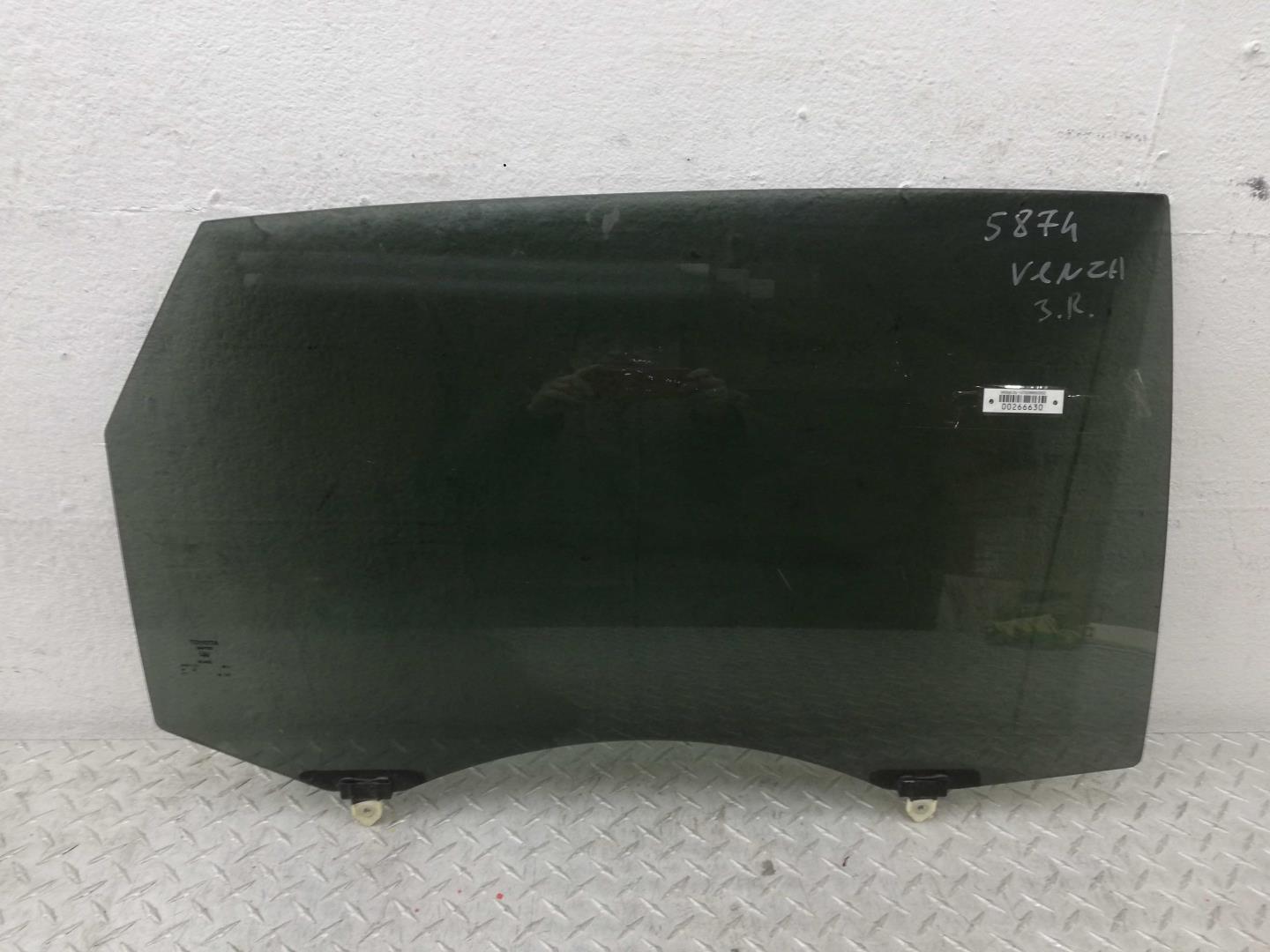 Стекло двери задней правой