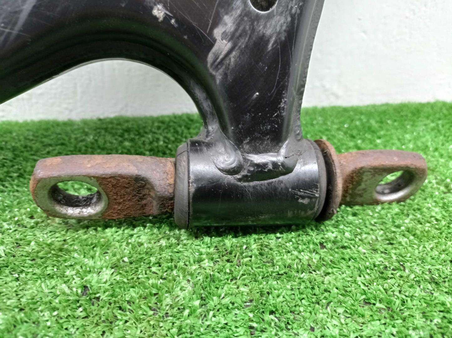 Рычаг передний нижний правый