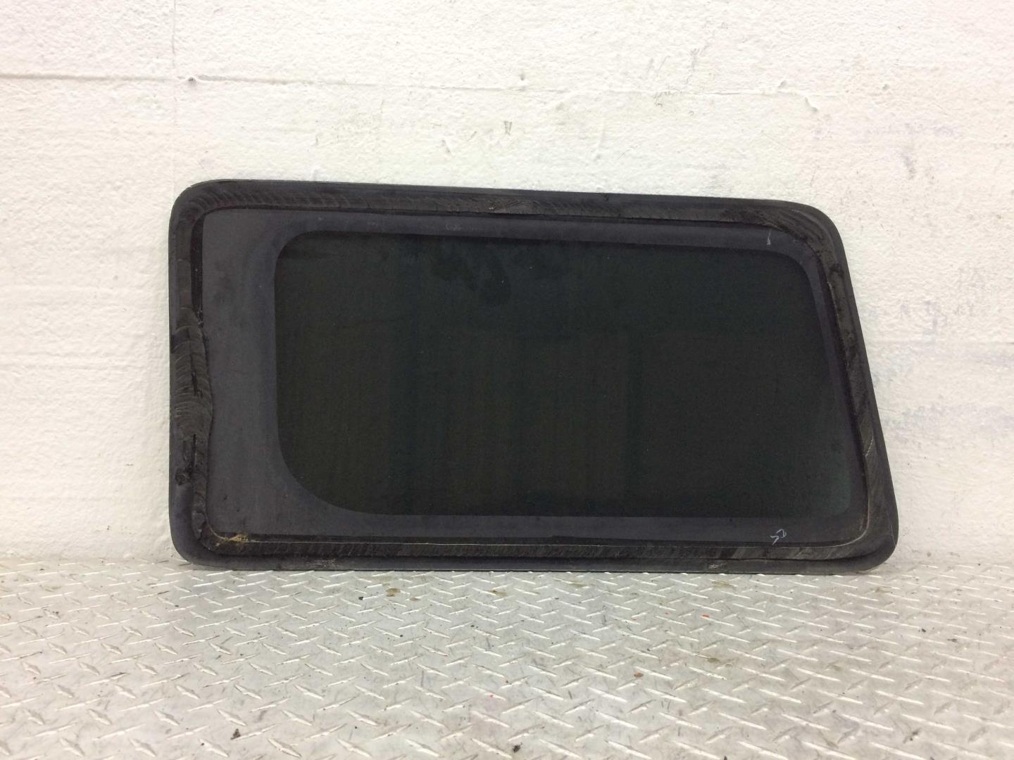 Стекло кузовное глухое правое