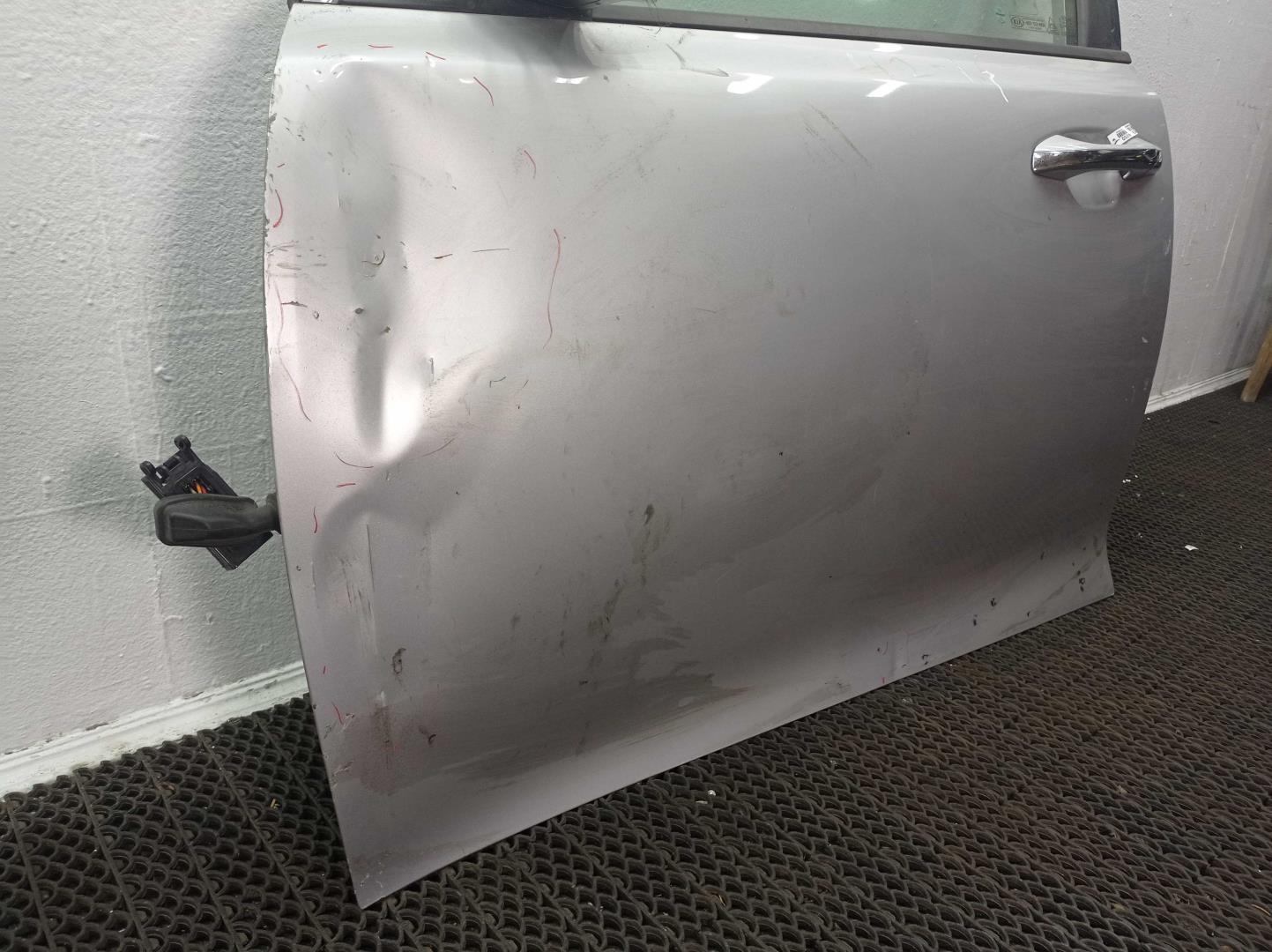 Замок двери передней левой