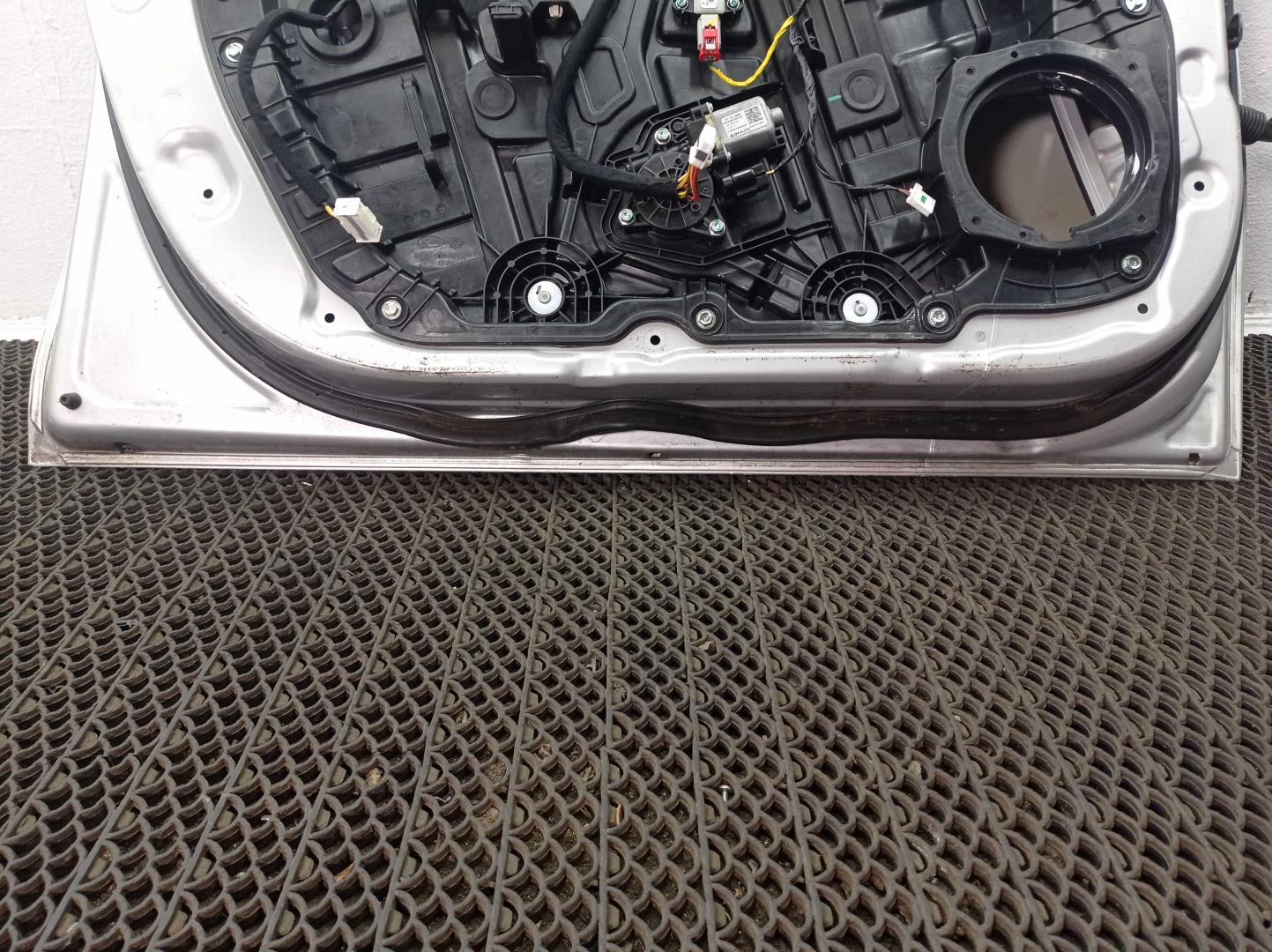 Замок двери передней левой