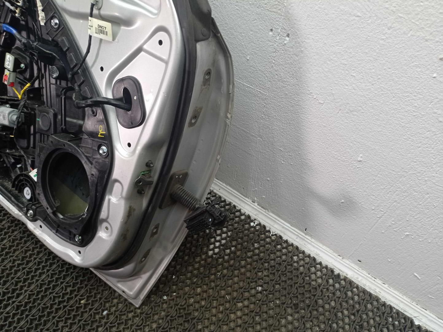 Замок двери передней левой