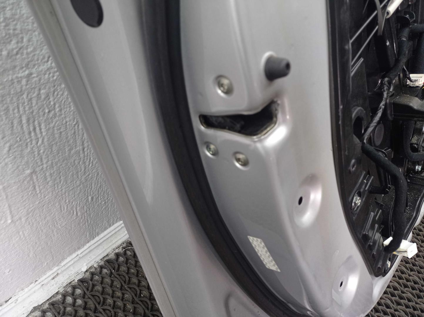 Замок двери передней левой