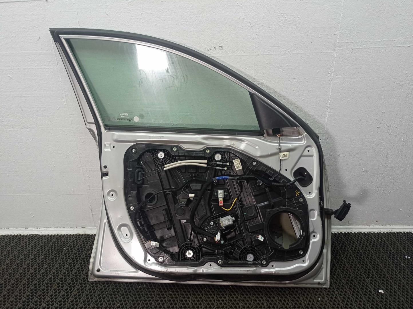 Замок двери передней левой