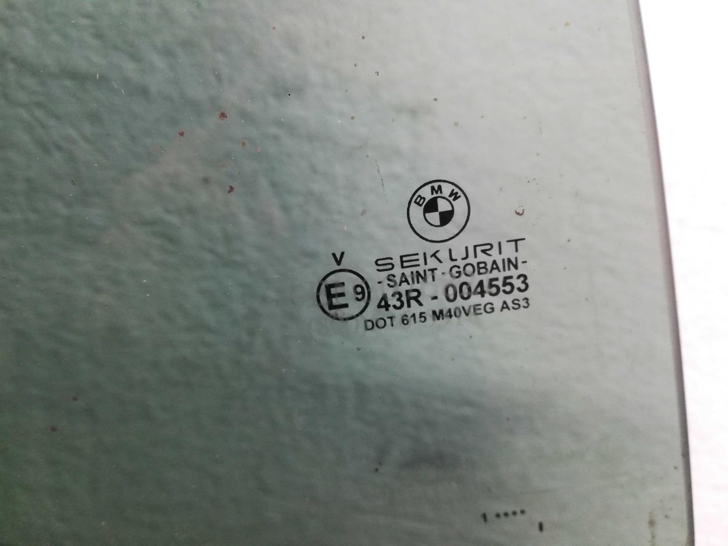 Стекло двери задней правой