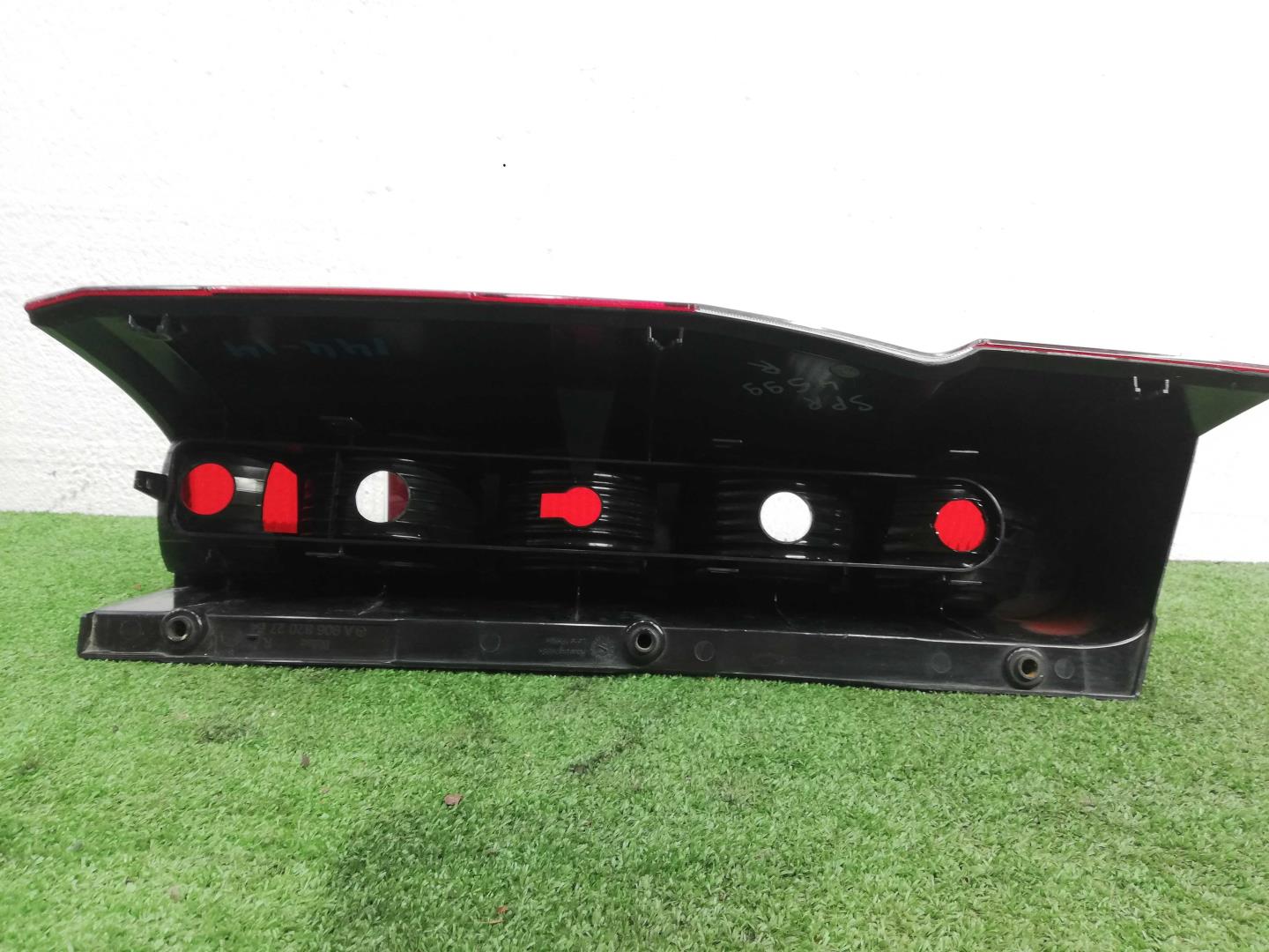 Фонарь задний наружный правый