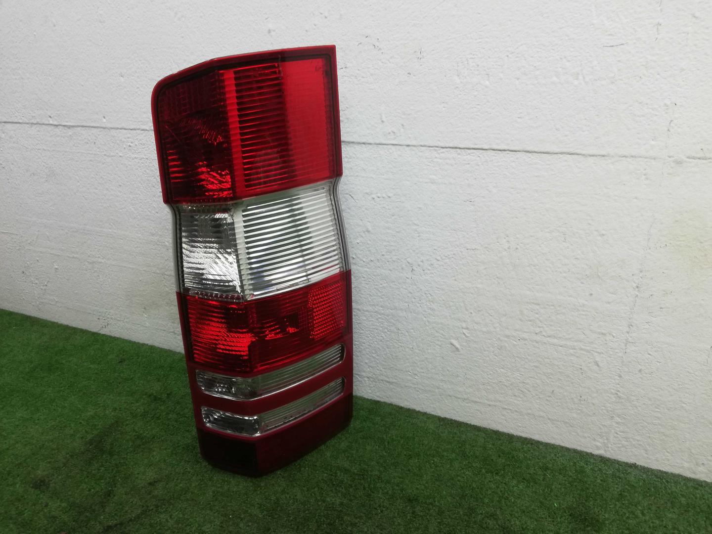 Фонарь задний наружный правый