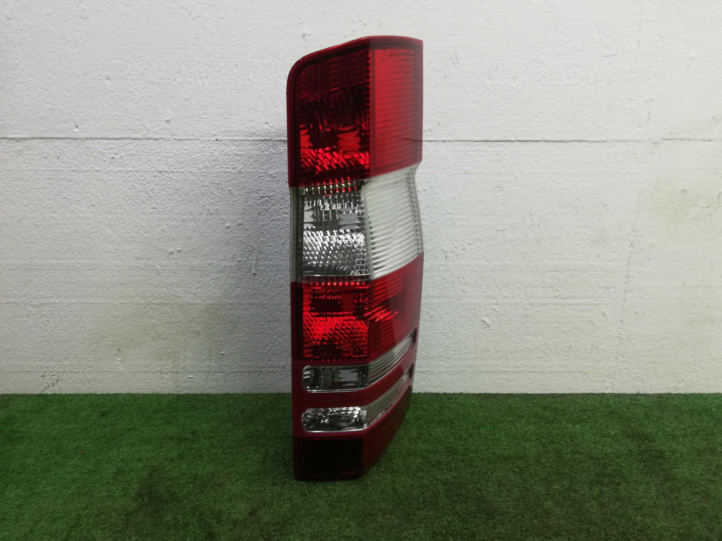 Фонарь задний наружный правый