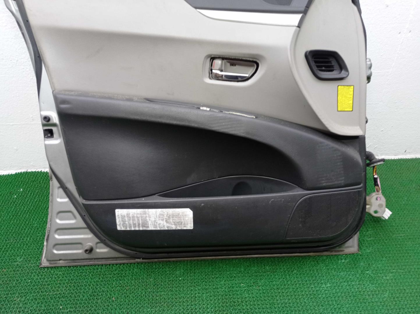 Стекло двери передней левой