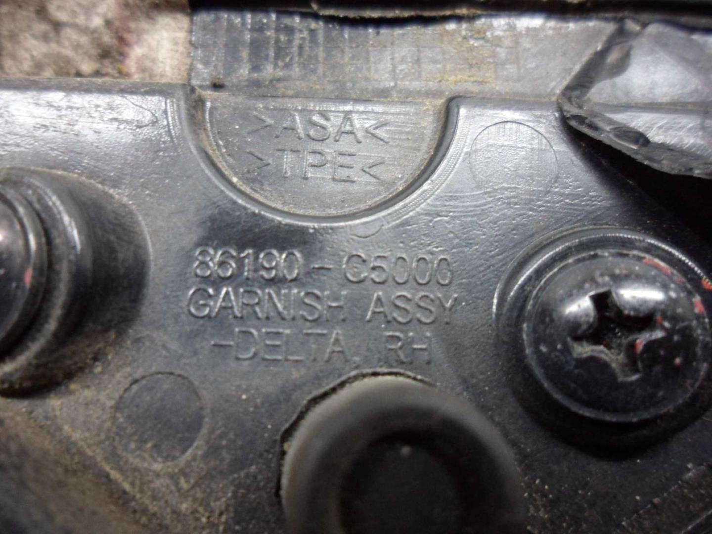 Накладка переднего крыла правого