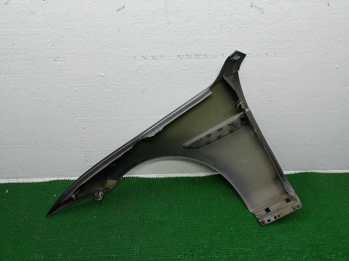 Крыло переднее правое