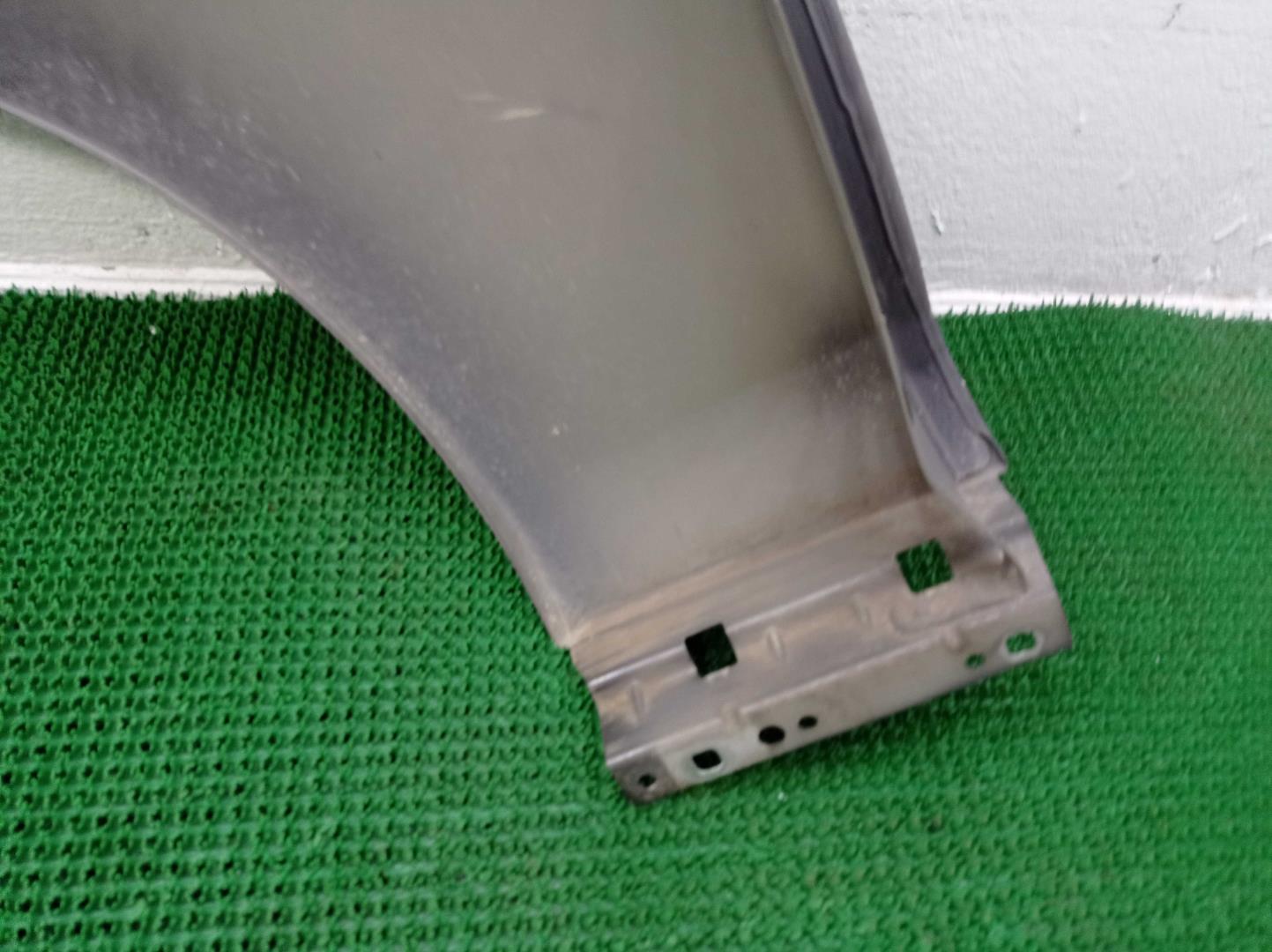 Крыло переднее правое