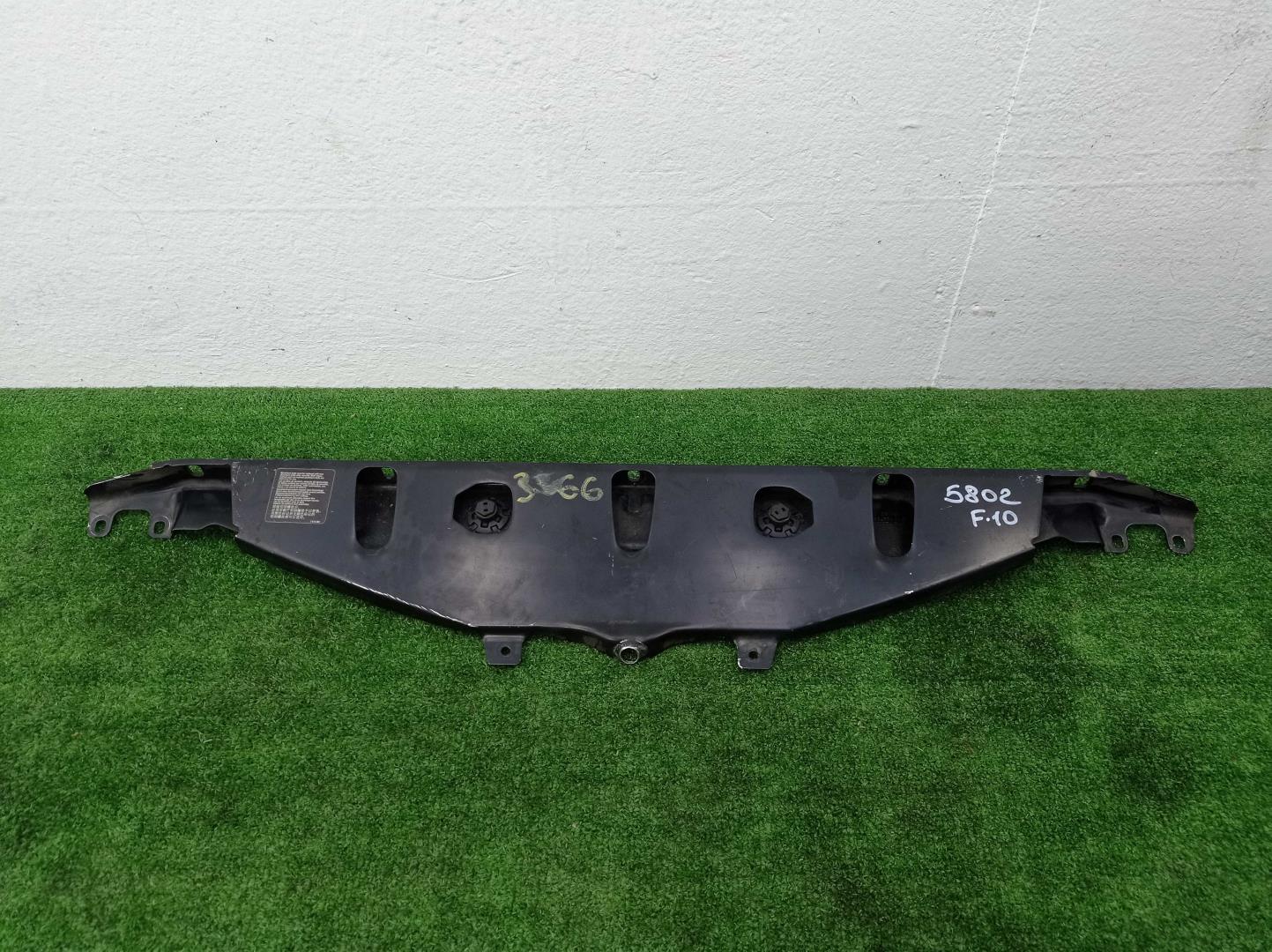 Кожух замка капота