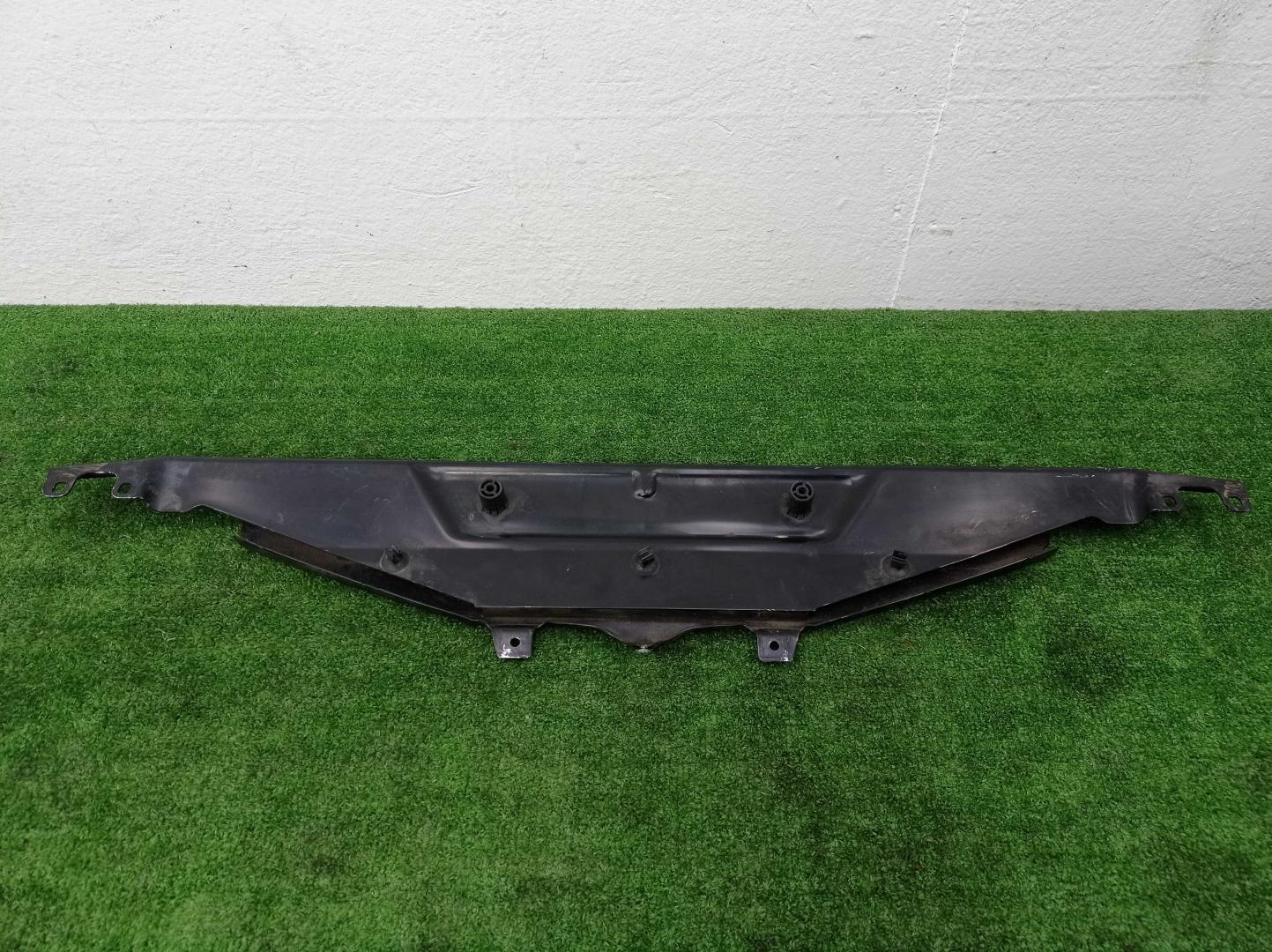 Кожух замка капота