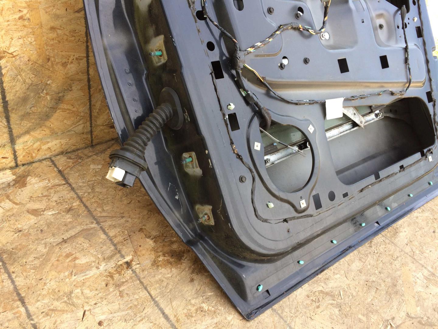 Стекло двери передней правой