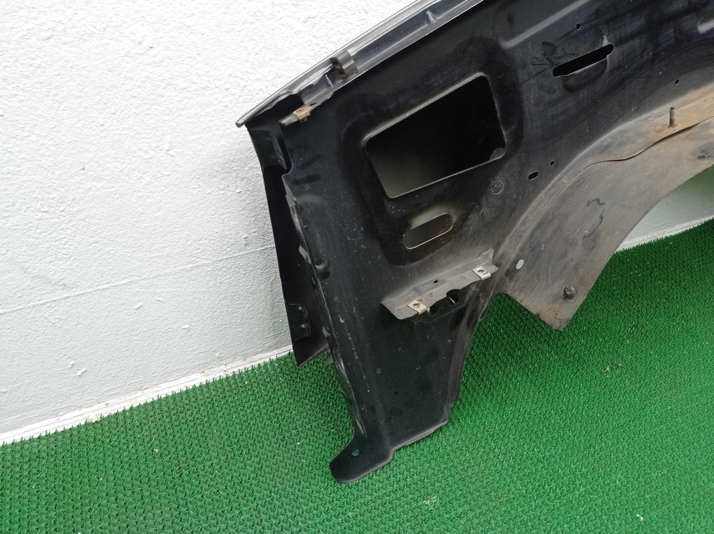 Крыло переднее правое