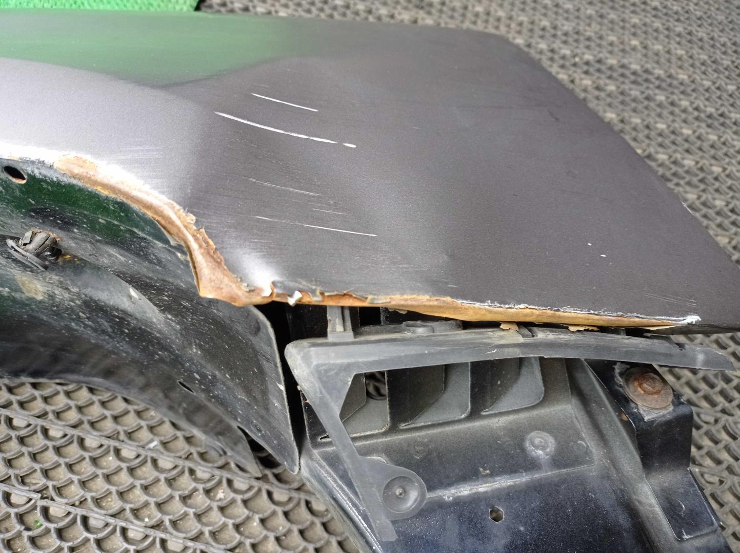 Крыло переднее правое