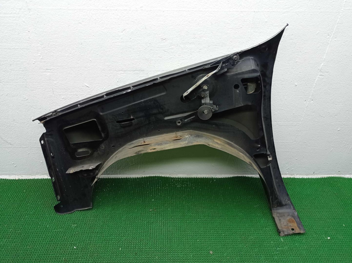 Крыло переднее правое