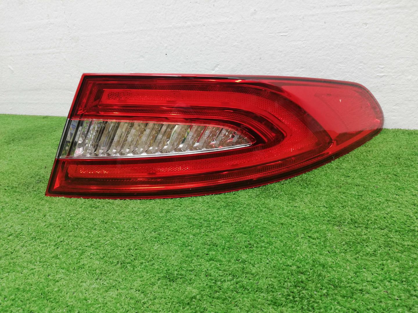 Фонарь задний наружный правый