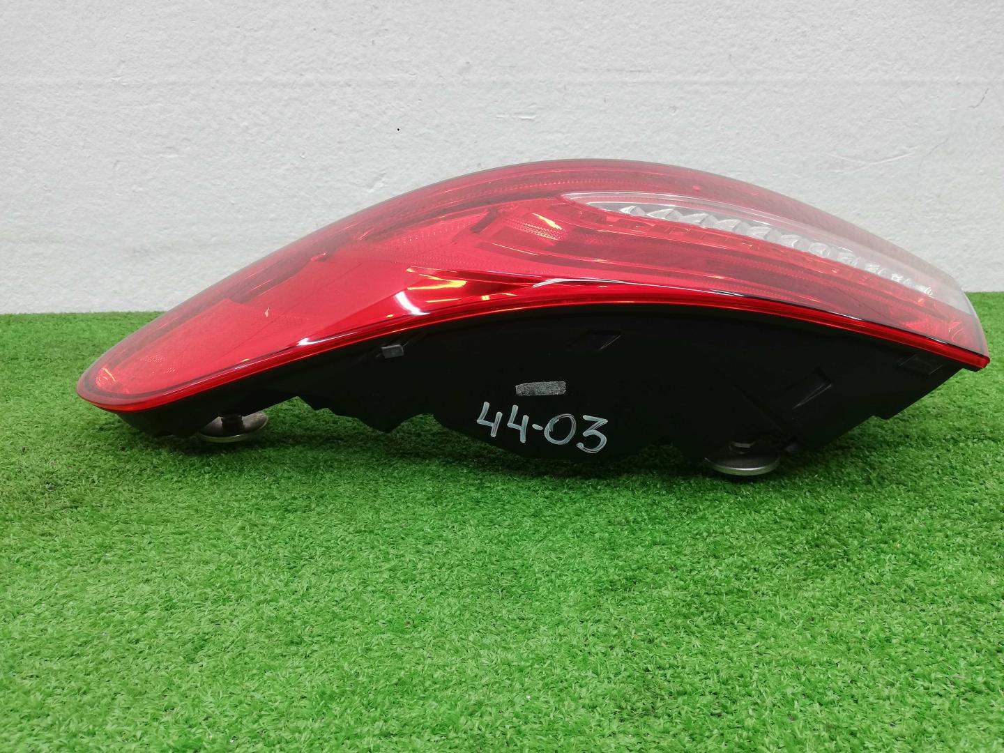 Фонарь задний наружный правый