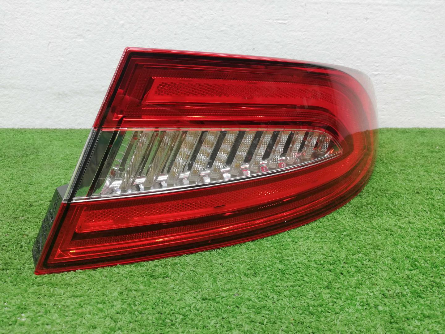 Фонарь задний наружный правый